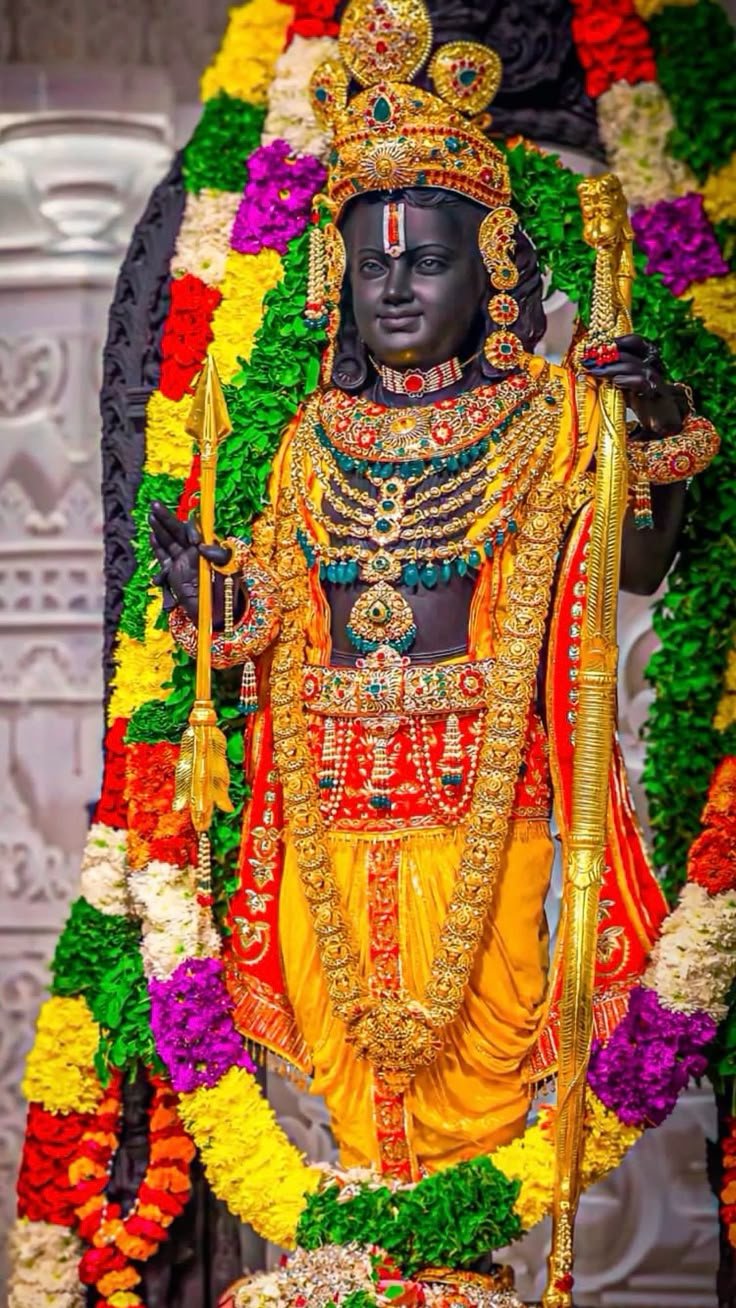 अयोध्या में रामलला का भव्य श्रृंगार, दर्शन के लिए लगी भक्तों की भीड़