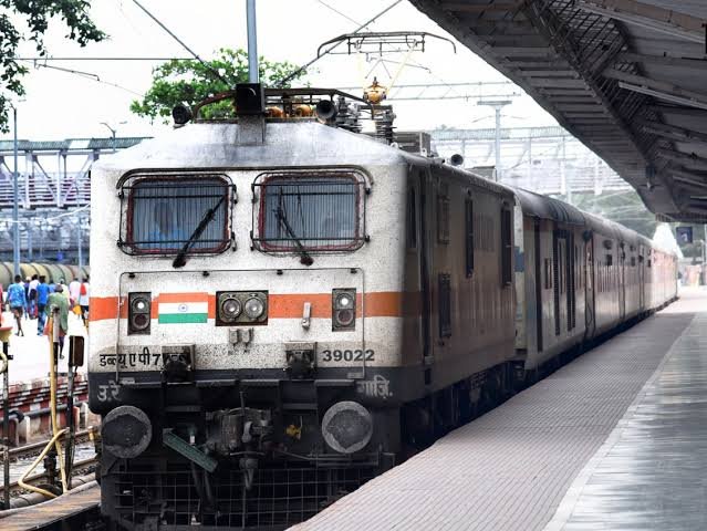 गर्मी की छुट्टियों में ट्रेनों में बढ़ी भीड़, यात्रियों को कन्फर्म सीट के लिए करनी पड़ रही मशक्कत