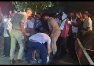 दर्दनाक सड़क हादसा: दो बाइकों पर अनियंत्रित होकर पलटा प्याज से लदा ट्रक, तीन युवकों की जान गई