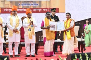 राष्ट्रपति द्रौपदी मुर्मु ने रानी दुर्गावती विश्वविद्यालय के दीक्षांत समारोह में छात्रों को दिया राष्ट्र निर्माण का मंत्र