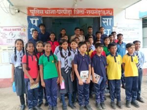 थाना में विद्यार्थियों ने सीखी जिम्मेदार नागरिक बनने की सीख, पुलिसिंग और नए कानूनों से हुए परिचित
