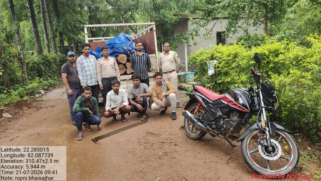 अवैध लकड़ी तस्करी पर वन विभाग की बड़ी कार्रवाई, सागौन से भरी पिकअप और बाइक जब्त; चार आरोपियों पर केस दर्ज