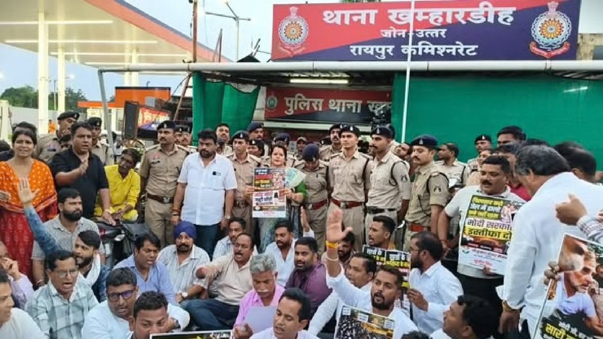 रायपुर: थाने में 16 घंटे से डटे कांग्रेस नेता, अनिश्चितकालीन धरना शुरू; काउंटर FIR की मांग पर अड़े