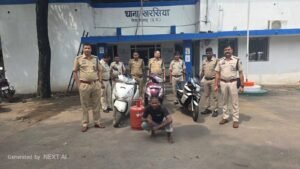 खरसिया में पकड़ा गया शातिर चोर, बाइक-स्कूटी समेत करीब 2 लाख का चोरी का सामान बरामद