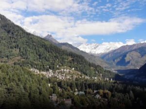 हिमाचल में बदला मौसम, मनाली की ऊंची चोटियों पर ताजा बर्फबारी; तापमान में गिरावट से बढ़ी ठंड